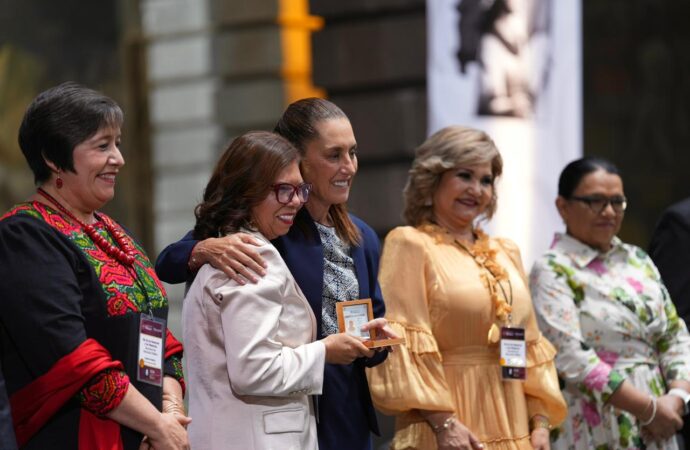 Sheinbaum anuncia aumento salarial del 9% para maestras y maestros de México