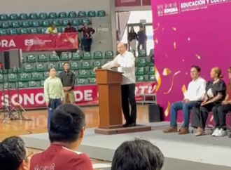 Gobernador Durazo entrega becas a más de 600 atletas