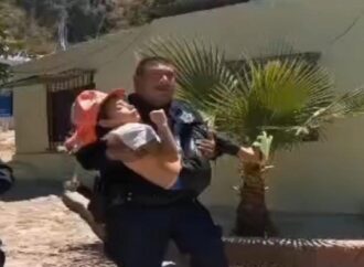 Policías de Hermosillo ayudan a niña tras picadura de viuda negra y se vuelven virales