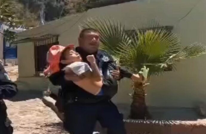 Policías de Hermosillo ayudan a niña tras picadura de viuda negra y se vuelven virales
