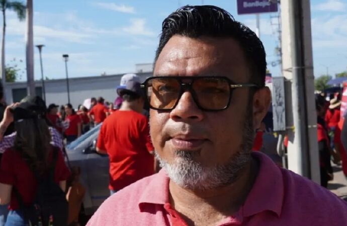 Disidentes del magisterio reactivan protestas durante desfile del Día del Trabajo