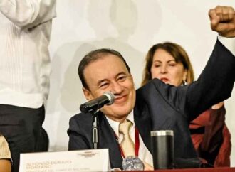 “Volverán a morder el polvo”: Durazo cierra filas en Morena