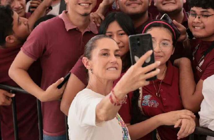 Sheinbaum cierra gira con megaobras, becas y entrega de tierras en tres estados