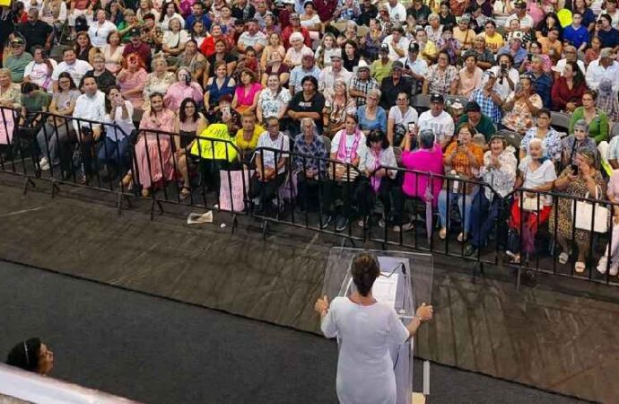 Sheinbaum entrega en Cajeme tarjetas de Pensión Mujeres Bienestar a miles de sonorenses