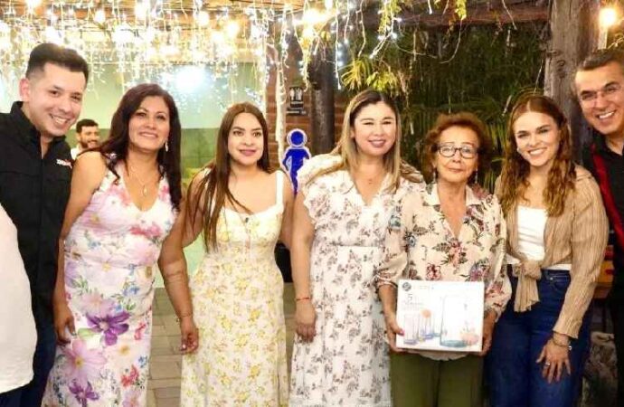 Ramón Flores celebra a más de 150 madres de familia en Guaymas por el Día de las Madres