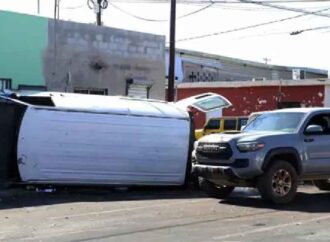 Joven repartidor de flores vuelca camioneta tras quedarse dormido en la colonia Balderrama