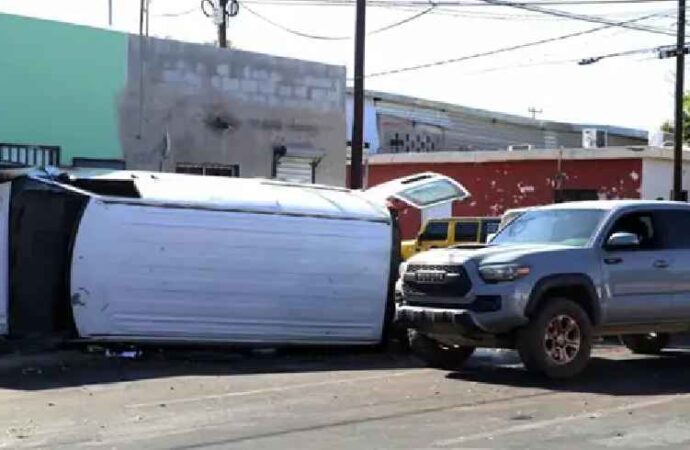 Joven repartidor de flores vuelca camioneta tras quedarse dormido en la colonia Balderrama