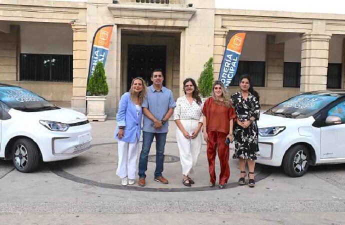 Ayuntamiento de Hermosillo entrega autos eléctricos a contribuyentes cumplidos del predial