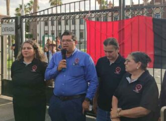 Colocan las banderas rojinegras de huelga en la UNISON