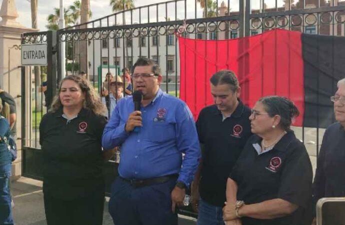Colocan las banderas rojinegras de huelga en la UNISON