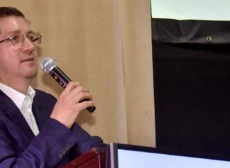 Reconocen en Navojoa a 66 maestros por 20 años de servicio en el Día del Maestro