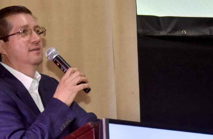 Reconocen en Navojoa a 66 maestros por 20 años de servicio en el Día del Maestro