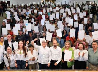 Familias de Agua Prieta reciben escrituras tras más de 20 años de espera