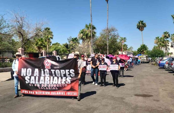 Marchan agremiados del STAUS ante la falta de acuerdos con Rectoría