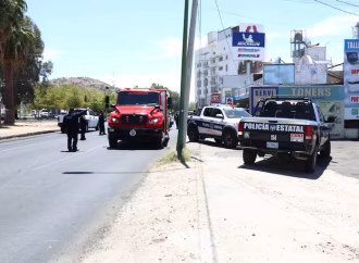 Incendio en negocio de vidrios moviliza a cuerpos de emergencia en Hermosillo