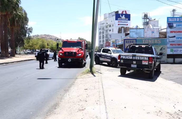 Incendio en negocio de vidrios moviliza a cuerpos de emergencia en Hermosillo