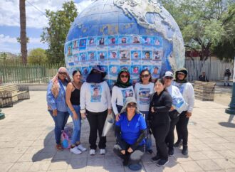 Colocan Buscadoras por la Paz fichas de desaparecidos en el centro