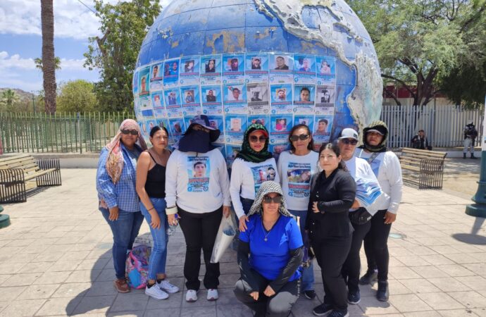 Colocan Buscadoras por la Paz fichas de desaparecidos en el centro