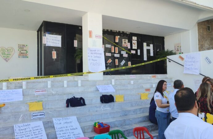 Estudiantes de ADEUS se suman huelga de hambre por estancias infantiles