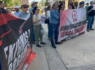 Se manifiestan integrantes del STAUS en Hermosillo
