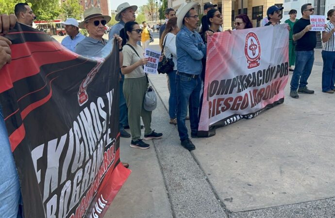 Se manifiestan integrantes del STAUS en Hermosillo