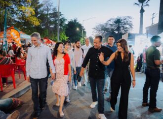 Recorren Toño Astiazarán y Patty Ruibal Centro Histórico en las Fiestas del Pitic