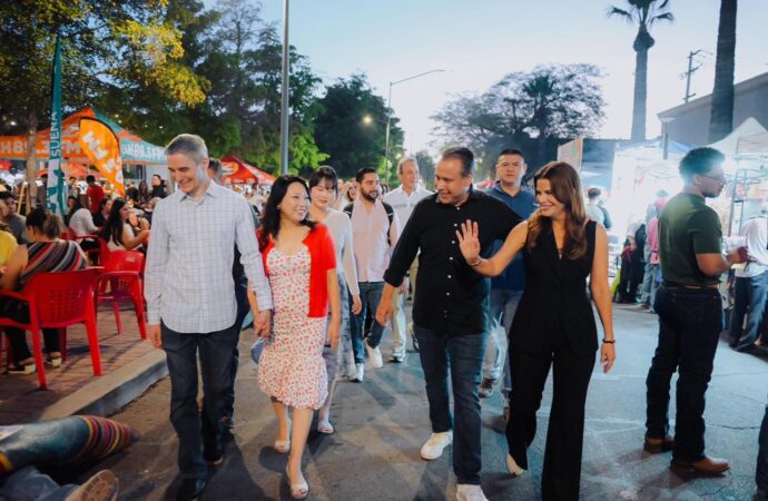Recorren Toño Astiazarán y Patty Ruibal Centro Histórico en las Fiestas del Pitic