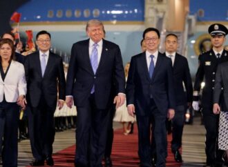 Trump llega a China en visita de Estado acompañado por funcionarios y empresarios estadounidenses