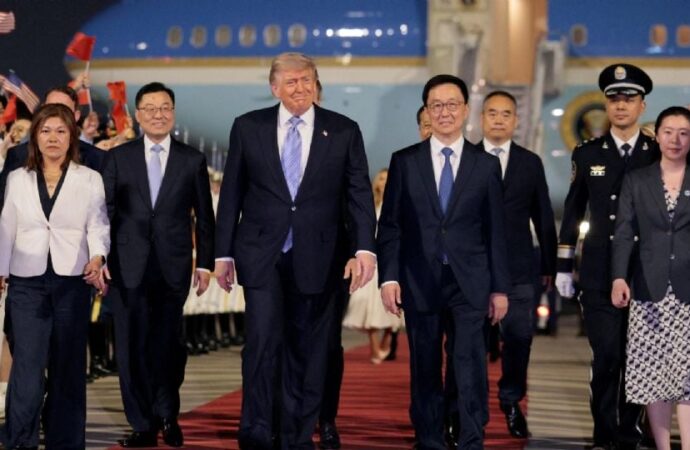 Trump llega a China en visita de Estado acompañado por funcionarios y empresarios estadounidenses