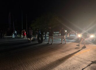 Apagón desata bloqueo en la carretera a Guaymas
