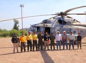 Refuerzan combate a incendio en Arivechi; avanza 55% su control con apoyo de helicóptero militar