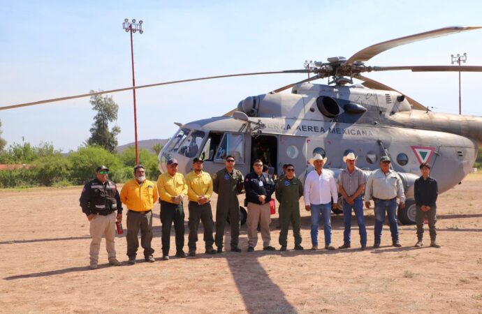 Refuerzan combate a incendio en Arivechi; avanza 55% su control con apoyo de helicóptero militar