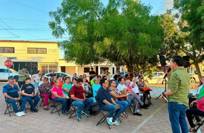 Atiende David Figueroa problemáticas de la colonia Apolo