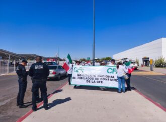 Jubilados de CFE se manifiestan en el aeropuerto de Hermosillo