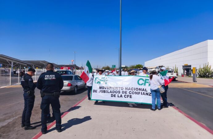 Jubilados de CFE se manifiestan en el aeropuerto de Hermosillo
