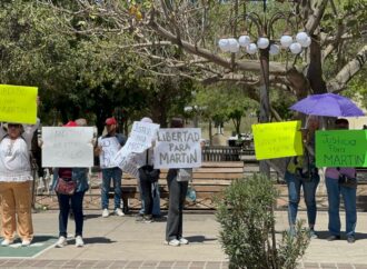 Protestan por supuesta confusión en detenciones relacionadas con hijo de Cecy Flores