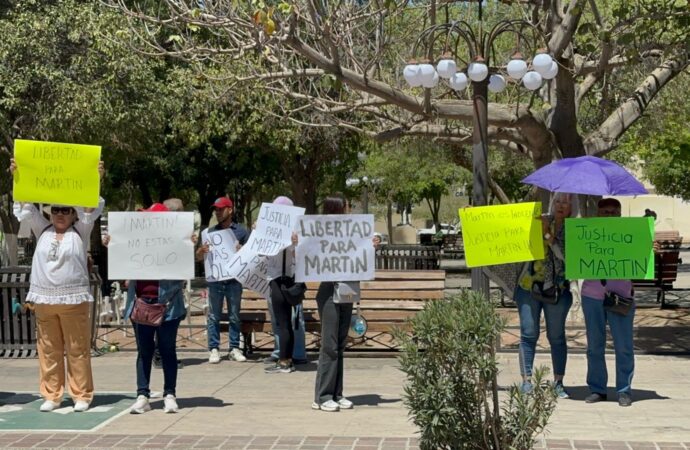 Protestan por supuesta confusión en detenciones relacionadas con hijo de Cecy Flores