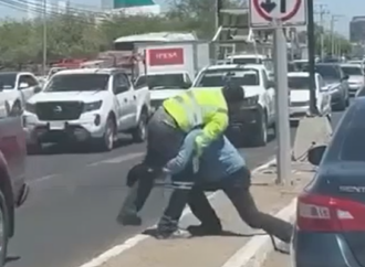 Se agarran a golpes trailero y automovilista en Hermosillo