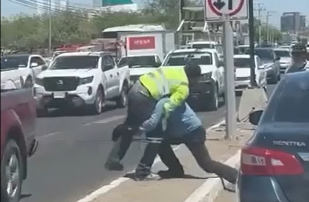 Se agarran a golpes trailero y automovilista en Hermosillo