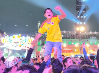 Mexicanos ayudan a localizar a familiar de niño extraviado durante FIFA Fan Fest en el Zócalo