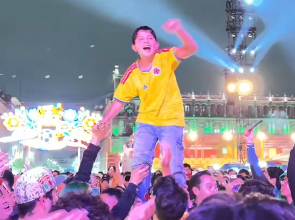 Mexicanos ayudan a localizar a familiar de niño extraviado durante FIFA Fan Fest en el Zócalo