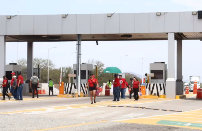 Maestros liberan casetas en Sonora durante protesta contra la Ley del ISSSTE