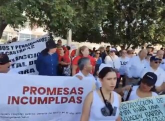 Bloquean derechohabientes y empleados del ISSSTE paralizan bulevar en Sonora