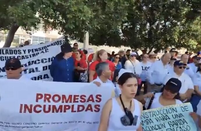 Bloquean derechohabientes y empleados del ISSSTE paralizan bulevar en Sonora