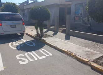 Hermosillo exhorta a respetar banquetas y rampas; ciudadanos pueden denunciar vehículos mal estacionados