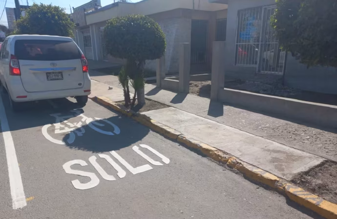 Hermosillo exhorta a respetar banquetas y rampas; ciudadanos pueden denunciar vehículos mal estacionados