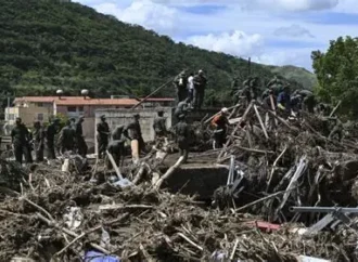 Terremoto en Venezuela deja ya mil 430 muertos; continúan labores de rescate entre los escombros