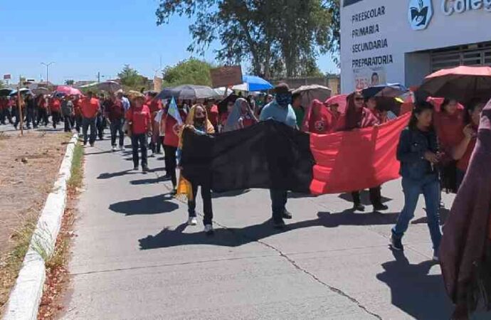 Maestros se manifiestan en Cajeme para exigir atención a demandas del magisterio