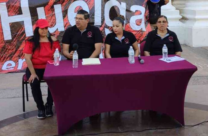 Docentes de la UNISON continúan plantados frente a palacio