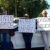 Bloquean vecinos vialidad en la colonia Cortinas para exigir pavimentación de su calle